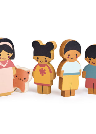 Famille de poupées avec chat