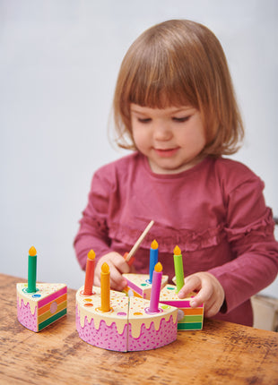 Gâteau d'anniversaire arc-en-ciel